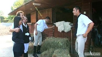 Porno cu o eleva face sex in grajdi la vaci cu niste taranii ce o fut anal