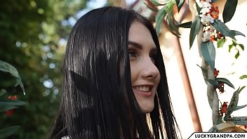 Bruneta face sex cu unu in varsta