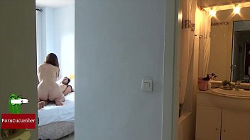 Tatal vede pe camera de filmat cum fata lui suge pula ca o tarfa