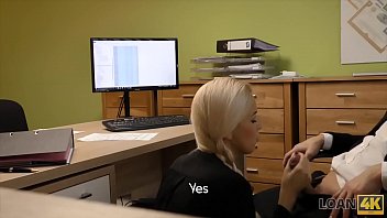 In birou seful ii da muie angajatei