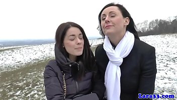 Porno iarna cu doua brunete frumoasa care fac orice sa scape de frig