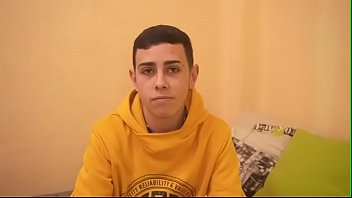 Prima lui experienta de xxx cu o tipa cu 10 ani mai mare ca el