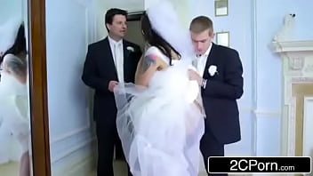 Mireasa trage un futai cu masul si ginerica la hotel