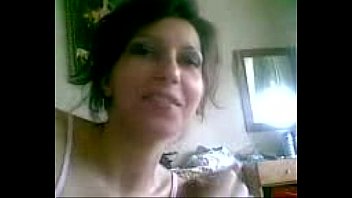 O romanca filmata cu telefonul mobil in timp ce face xxx cu iubitul ei