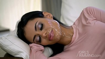 Femeia arata foarte bine si se lauda cu formele ei de inviidat ce face xxx salbatic