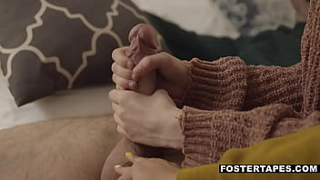 Are o pula mare si iubita lui isi baga toata pizda in ea de ia face larga galeata