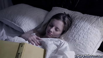 Blonda adoarme cu gandul la pula