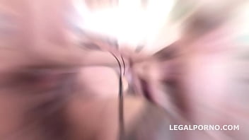 Intra o gramada de pule in bruneta