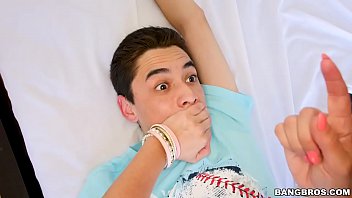 film pornografic cu mama isi prinde fiul cand face laba