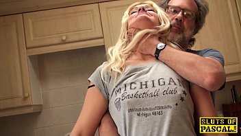 Tatal isi fute fica ca nu gateste bine cum trebuie o fute in bucatarie videoporno