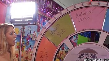 Tanara profesionista la muie face o muie la camera