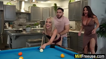 Dupa biliard se lasa cu xxx intns in grup