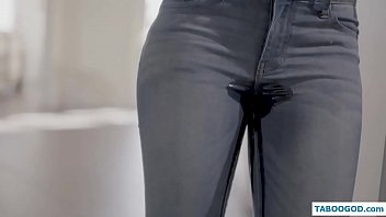 Sa udat toata cand a vazut pula sculata a cheliosului si dupa face sex cu el