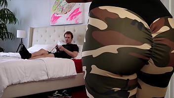 Sportiva cu fund bombat face o muie apoi se dezbraca total