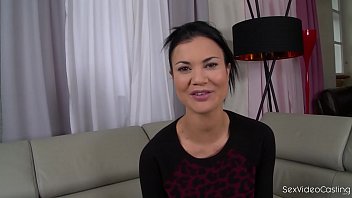 Isi introduce in gura degetul dupa ce s-a masat la pizda iar apoi face sex